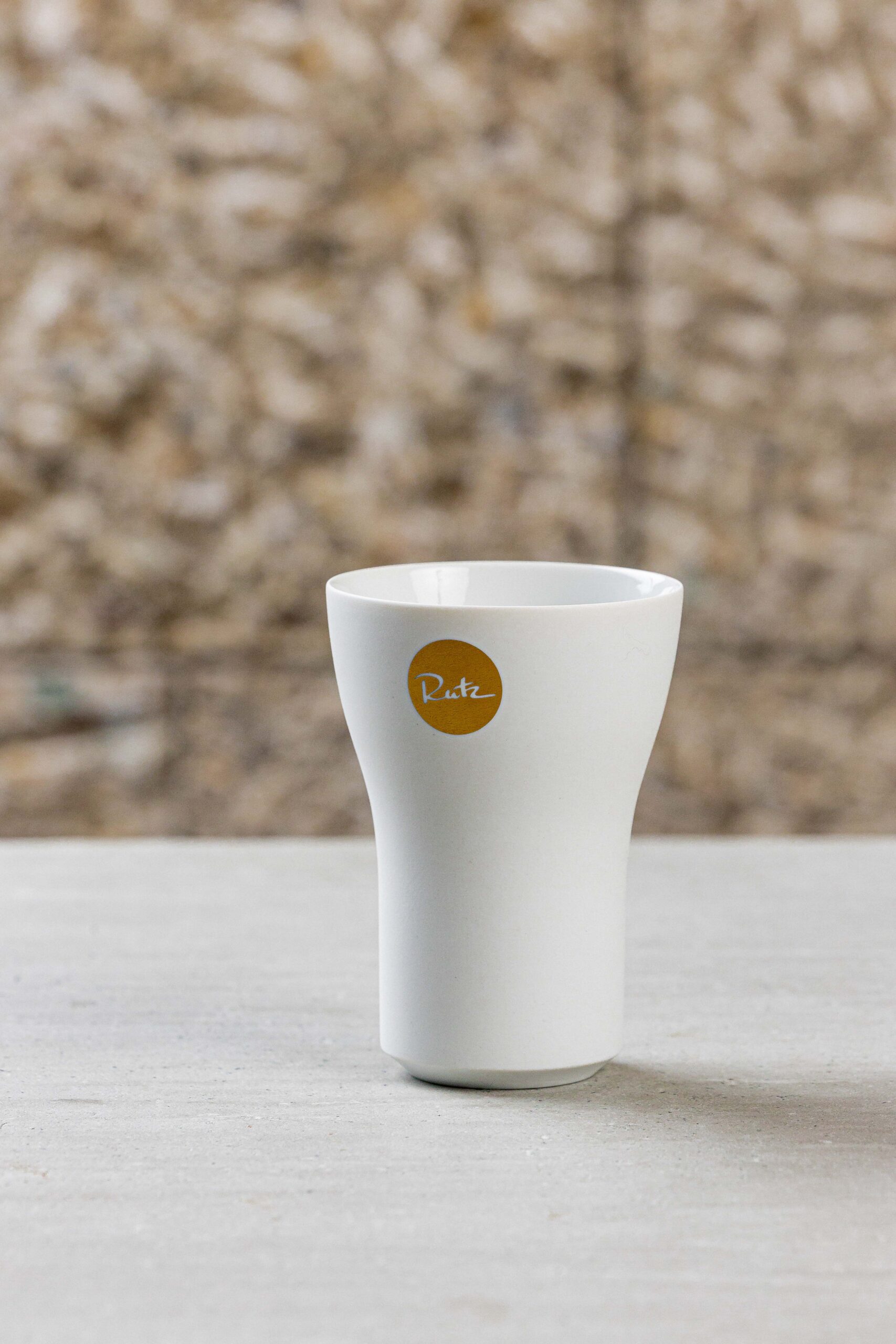 Featured image for “Rutz x Hering – Porzellanbecher weiß (limitierte Edition)”